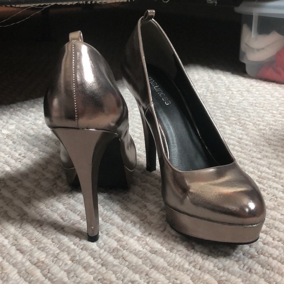 Silver Pump Heels size 6 - Picture 6 of 6